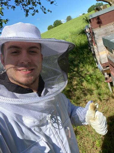 Immer in voller Montur wegen der Bienenallergie 