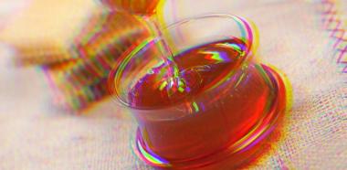 Ein Honigglas, das in einem halluzinogenem Zustand betrachtet wird.