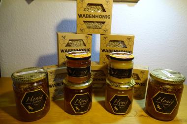 Honigsortiment: flüssig, cremig, Wabenhonig im Holzrahmen