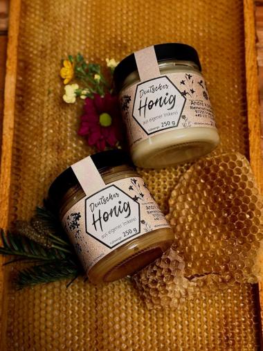 Honige verschiedener Sorten und Mengen