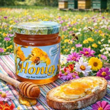 Natürlich genießen – mit echtem Honig aus Bad Feilnbach. 🐝🍯 Feiner Honig, bunte Blüten und die fleißigen Bienen verbinden sich zu einem Stück Naturgenuss. Ob auf frischem Brot oder einfach pur – Honig bringt den Geschmack der heimischen Landschaft auf den Tisch.